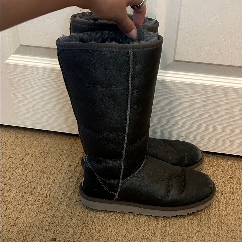 Size 7 women’s Ugg boot